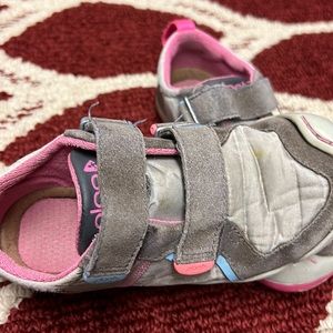 Toddler girls size 11.5 plae tennis shoe